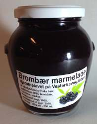 Andre af gårdens dejlige produkter: varenr 7-1501 1 glas Brombær marmelade 250ml, 350g.