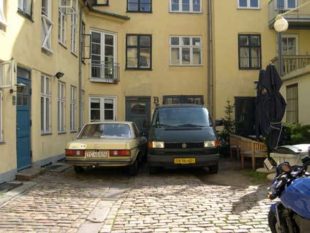 Karré 5 Sankt Peders Stræde 41 (14) har en charmerende og relativt lys gård, hvor man har fået nedlagt bilparkeringen og dermed opnået en langt højere brugsværdi.