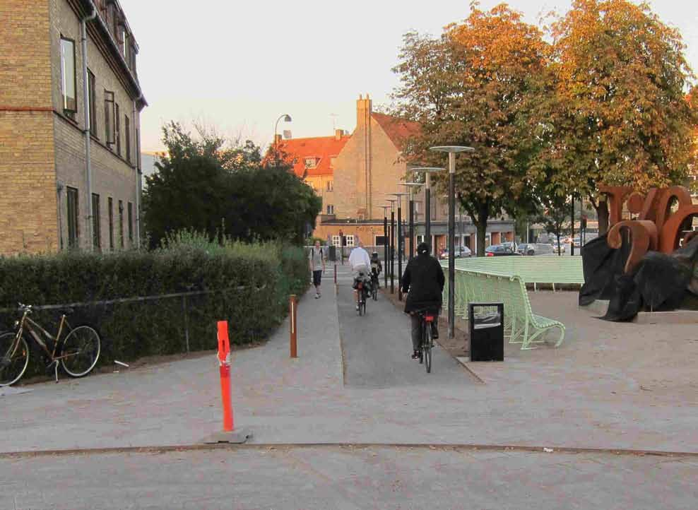 GENTOFTE AFDELING Dan Turélls Plads på plads Cykelstien på Dan Turélls Plads er nu på plads. Der blev lagt asfalt på den 27. september.