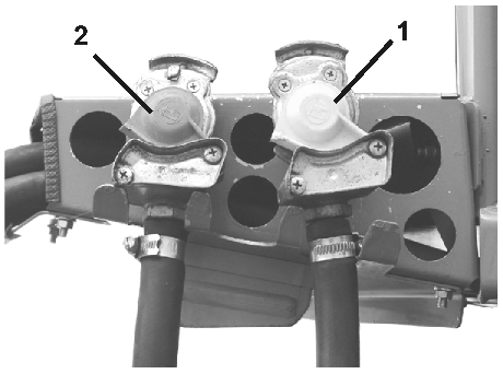 Når den trækkes ud til anslag bremses trailersprøjten atter af forrådstrykket fra luftbeholderen. Fig. 30/... (1) Luftbeholder (2) Aftapningsventil til kondensvand. (3) Kontroltilslutning Fig.