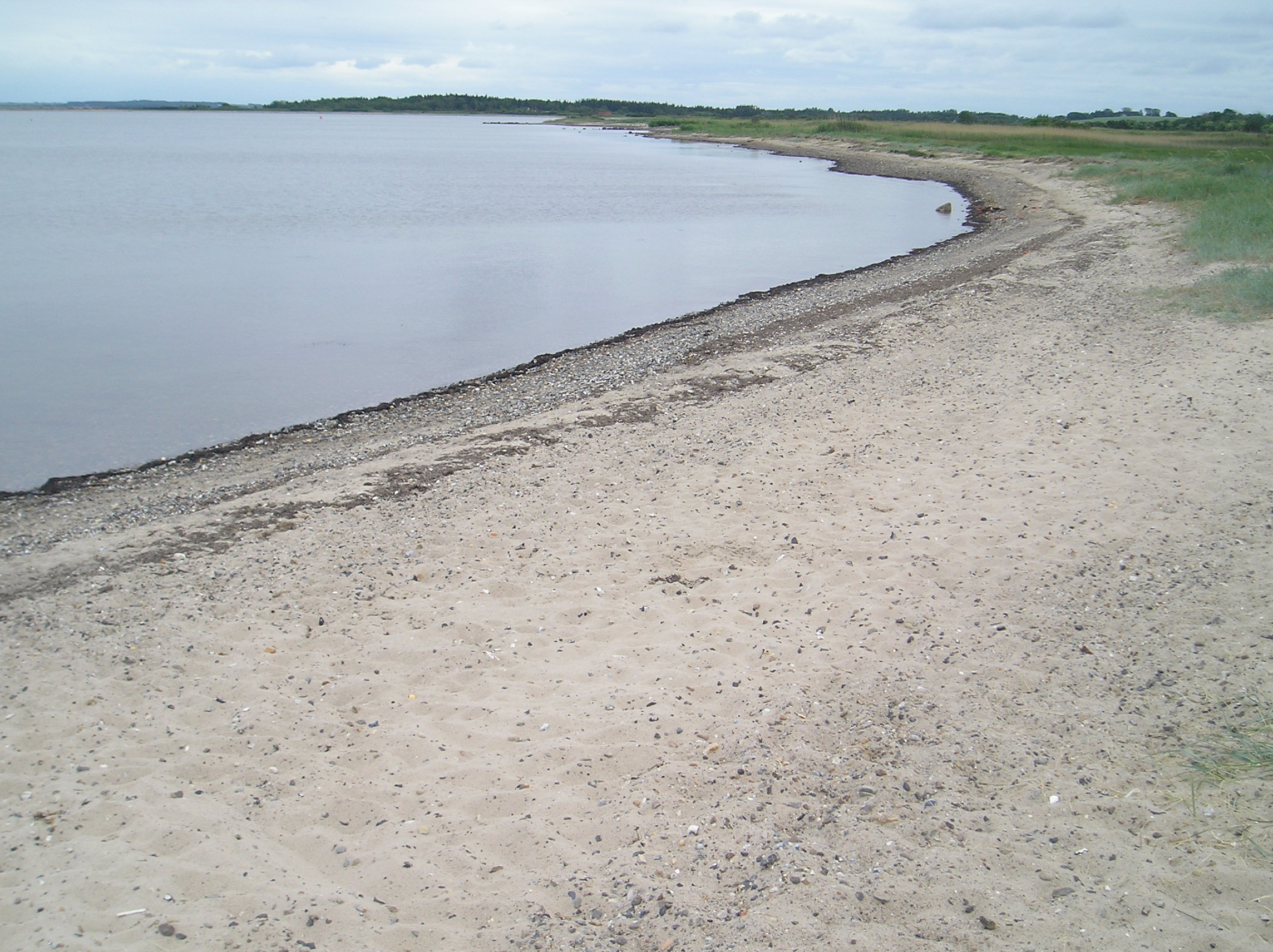 Strandens fysiske forhold Stranden ved Ørding består primært af fin sandstrand, dog iblandet småsten nede ved vandkanten, se figur 2. Havbunden består også primært af blandet sand og småsten.