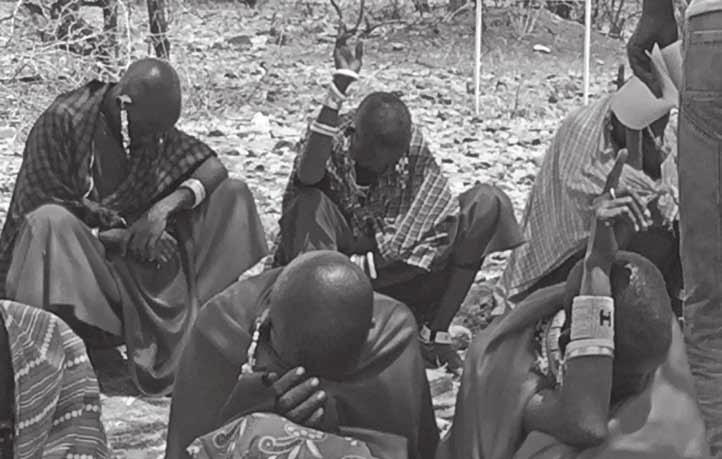 Masai-kvinderne lærer hemmelig afstemning 3,35 kr). Maximum 5 stempler kan indsættes på en uge. Hver uge skal alle indsætte 200 tz sh til en social fond. Disse penge kan kun bruges i nødstilfælde.