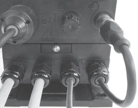 3 Mekanisk installation Fig. 4 Kabeltilslutninger TM04 8999 3713 E-Box skal altid monteres under pumpen, uanset pumpens monteringsposition (fx væg- eller tankmonteret). Se fig. 6. 1.