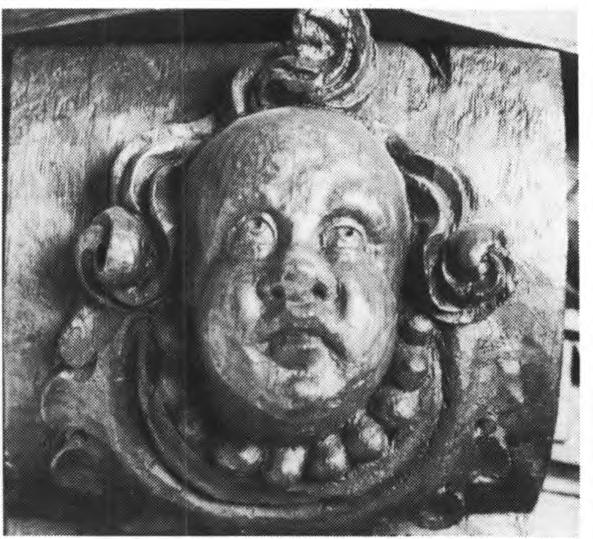 fig. 21). b. Lion s mask on pedestal. c. Cherub on one of the corbels of the cornice. Fig. 10a-c. Altertavledetaljer, sml. fig. 8. NE fot. 1979. a. Prydbælte på storstykkets søjle (s. 967). b-c.