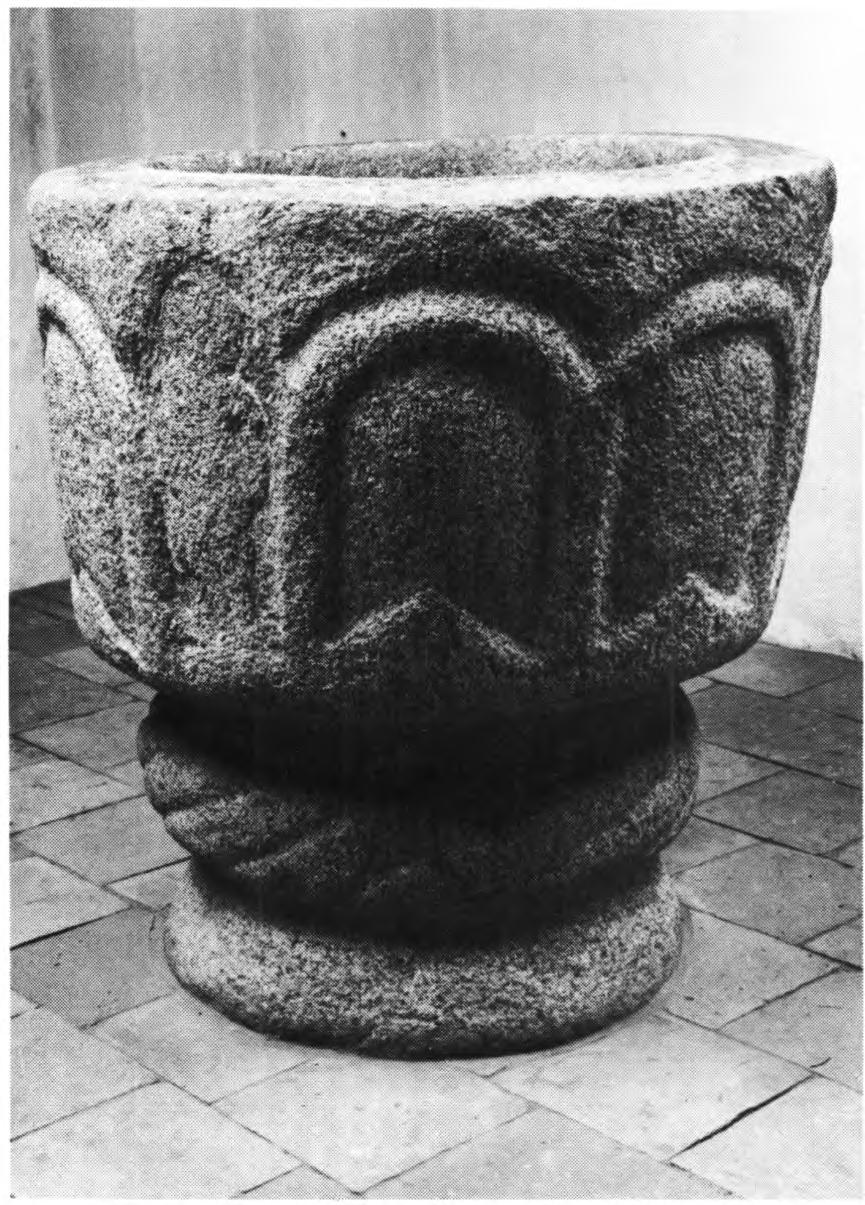 972 LØVE HERRED Fig. 18. Romansk font af granit. (s.970). NE fot, 1979. - Romanesque font of granite. Dåbsfade. 1) 1860, af messing, tvm. 79 cm, glat.