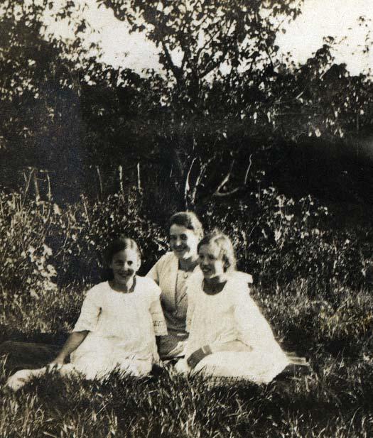 Figur 4. Ingrid sammen med sin mor og storesøster Rigmor på græsplænen i kolonihaven. Ingrid får derefter en uddannelse på handelsskolen i Aarhus.