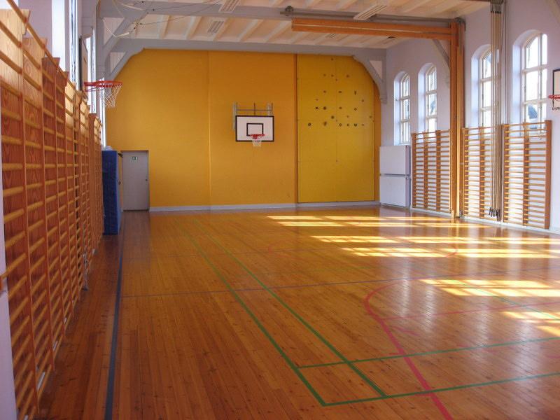 Parkskolens gymnastiksal Parkskolen har en traditionel gymnastiksal. Salen måler ca. 10 x 17 meter og har ét tilhørende omklædningsrum. Anvendelse Salen bruges i det daglige af Parkskolens elever.