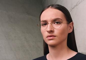 Især kvinderne har taget de store modebriller til sig, et typisk tegn på, at kvinder som regel er mere modige, når det gælder nye designs, mens mændene er mere tilbageholdende.