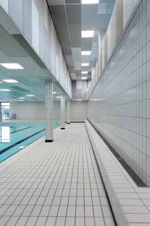 Svømmehaller kræver produkter og materialer med avancerede lydabsorberende egenskaber samt modstandsdygtighed over for høj luftfugtighed.