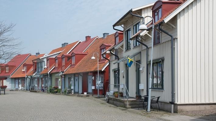 Flere af husene i byen er malet i glade farver. Farverige huse i Falkenberg Halmstad og Tylösand (41.7 km) 5 km fra Markeryd finder I den hallandske vestkystby Halmstad med sine ca. 66.000 indbyggere.