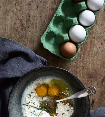 OPSKRIFT 2 STK ELLER 4 HALVE INGREDIENSER: Wrap: 4 æg 1 dl mælk 1,5 spsk mel Lidt frisk purløg Salt og peber