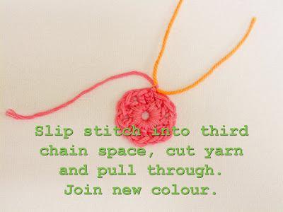 Corta el hilo, agrega un color nuevo. Klip garnet og start på en ny farve. Cut yarn, join a new colour.