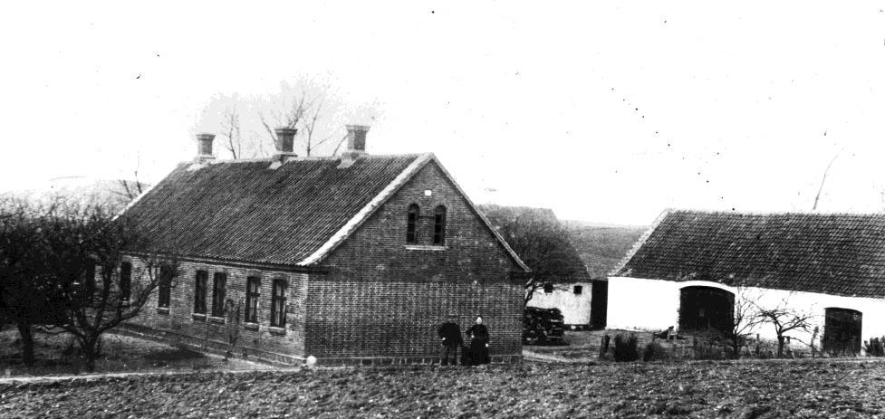 Præstegården blev fjernet i 1951, men allerede i 1925 blev 3 husmandsbrug, (som også nu er borte) udstykket. De lå, hvor badmintonhallen og boligforeningens gule rækkehuse nu ligger.