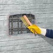 Mikrorevnet og delamineret beton inklusiv beton beskadiget pga. rengøring og borthugnings metoder skal fjernes eller repareres så de ikke reducerer vedhæftning eller den strukturelle integritet.