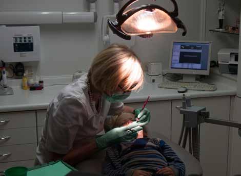 ZUBNÝ LEKÁR ZUBNÝ LEKÁR Aby ste si udržali zdravé zuby, choďte aspoň raz za rok na preventívnu prehliadku k zubnému lekárovi.