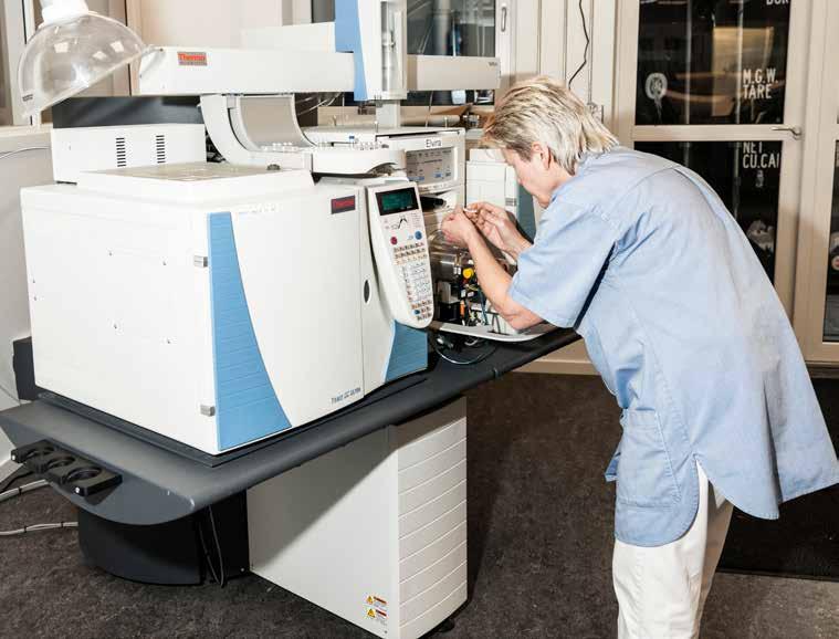 ANALYSER, SPORBARHED OG KVALITET KLAR TIL FREMTIDEN Laborant Ellen Nørgård analyserer muligheden for dioxiner og PCB.