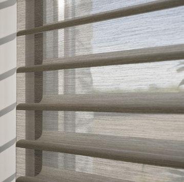 Silhouette gardiner består af to lag transparent stof, der spreder et blødt