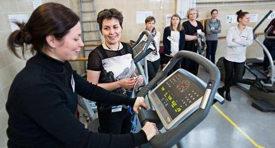 Fysisk træning for mennesker med demens - november Fysisk træning har positiv effekt på det fysiske funktionsniveau og velbefindende både hos raske og hos mennesker med demens.