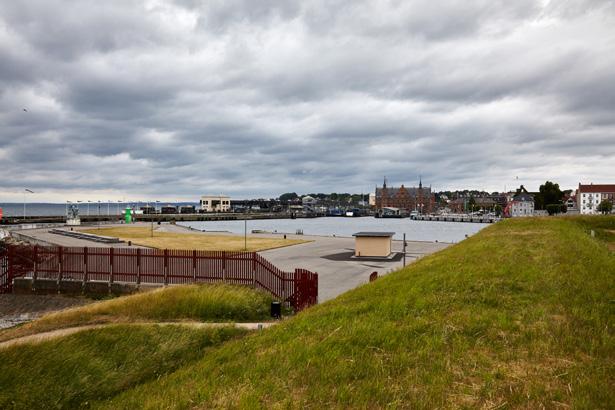 3 VURDERING SAMMENFATNING Etableringen af den nye landgangsbro i Helsingør Havn vurderes ikke at medføre væsentlige visuelle konsekvenser for indblikkene til og fra Kronborg Slot.