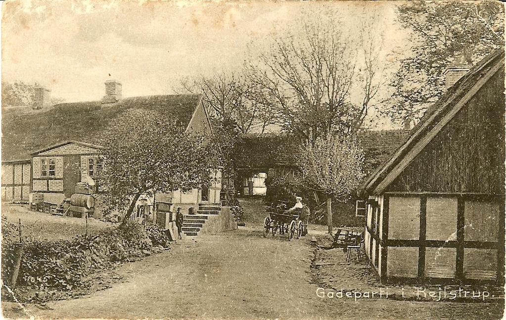 4 Købmandsbutikken i Kejlstrup omkring 1900, til venstre i billedet. Fogedgården i baggrunden. Adressen er i dag Kærtoften 9.