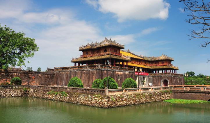 Dag til dag program Foto: Kejserpaladset Citadellet i Hué. ket af en traditionel kinesisk båd. Bugten er på UNESCO s Verdensarvsliste og er en af verdens mest storslåede naturlige vidundere.