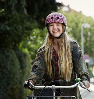dk/nederen På Rådet for Sikker Trafiks hjemmeside kan du finde fakta og infografikker om cykelulykker med hovedskader. Fakta Cykelhjelmen kan reducere risikoen for hovedskader med ca.