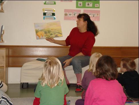 Oplæsning og dialog Ved 8-tiden deles børnene på de 3-5- åriges stue op i to store grupper med en 10-15 børn i hver gruppe.