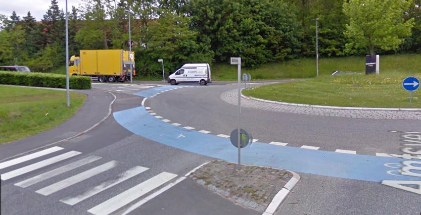 Rundkørsel mellem Amtsvej og Allerød Stationsvej er udformet med lille midterø (radius ca 2,5 m) og et bredt cirkulationsareal (bredde ca 9,5 m).