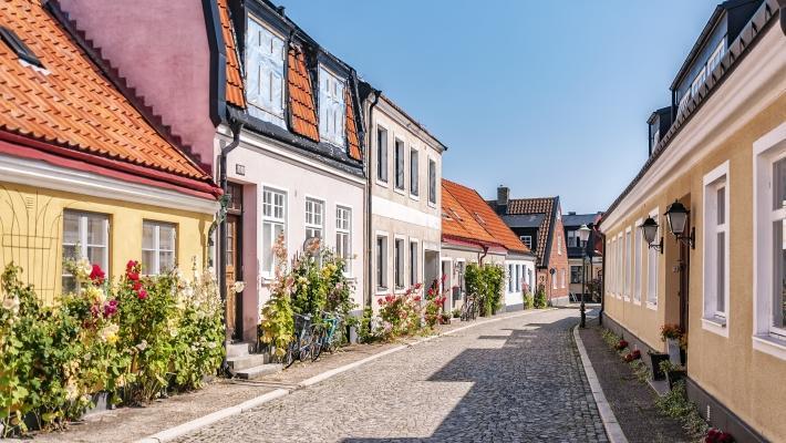 Ystad (58.8 km) I år 1244 nævnes Ystad for første gang i litteraturen, da Kong Erik besøgte stedet, og byens St. Mariakirke er fra denne tid.