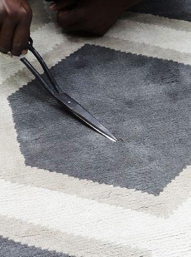 Det er et kompliceret arbejde at knytte tæpperne og processen kan tage flere måneder. Når man har et færdigknyttet tæppe, ser det lang fra færdigt ud.
