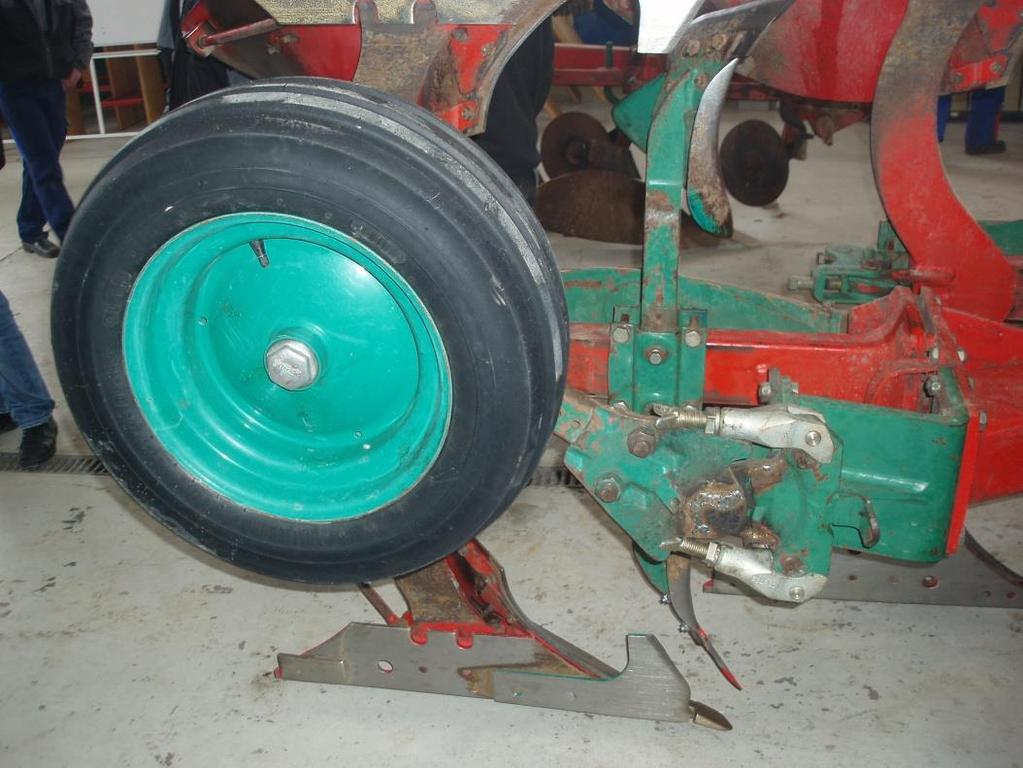 Det letteste er at hænge hjulet op på modsatte sides justerspindler for at tjekket hjulet i forhold