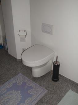 (09) WC / Bad Forhold: Ifølge BBR-meddelelsen er der følgende forhold i ejendommen: 20 ud af 20 lejligheder har eget toilet. 12 ud af 20 lejligheder har eget bad.