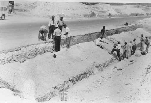 כביש האספלט הראשון בארץ ישראל נסלל ב- 1925 וחיבר את