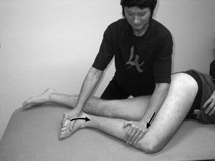 Grebet udføres ved en lille flexion af knæet, samtidig med at caput fibula trækkes anteriort. Patienten sideliggende Stå bag ved patienten. Placer os pisiforme dorsalt på caput fibula.