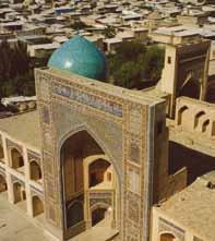 Med dårlig asfalt og uendelige stepper. Men som et fatamorgana, der bliver virkeligt, dukker Silkevejens berømte byer op i horisonten: Samarkand, Bukhara, Khiva.