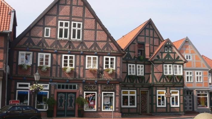 Uelzen (34 km) Besøg den charmerende by Uelzen, der er mest kendt for sin "Hundertwasser-Bahnhof ".
