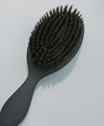 genopretter hårets elasticitet og giver naturlig glans. Pris / 210 kr.