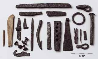 Værktøjsfundet af jern fra østporten. Billedet viser det samlede fund, bl.a. en bæltekrog og ring (øverst th.),