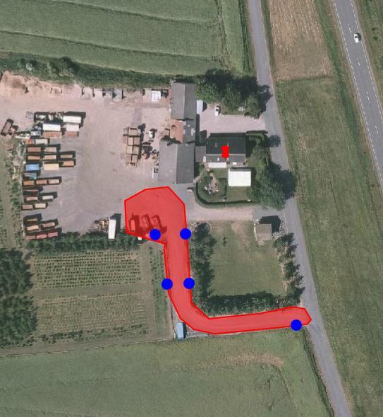 Figur 1: Luftfoto fra Gl Skivevej 24. Den røde markering viser det omtrentlige spildsted og de blå prikker viser de steder, hvor olien så ud til at samle sig.