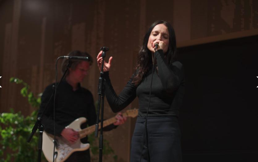 Sanger og komponist Kristina Holgersen fremfører sine forførende popsange skabt af Helle Helles skønlitteratur.
