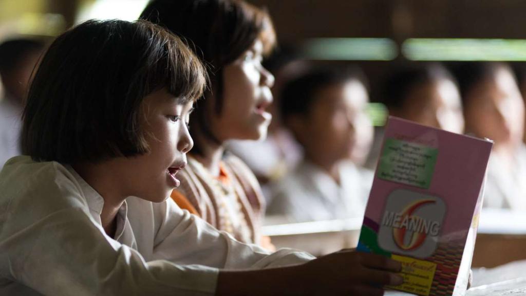 Offentlig mellemskole Nogle af Dimpis 300 elever lærer remser udenad, hvor læreren læser højt og eleverne enstemmigt gentager.