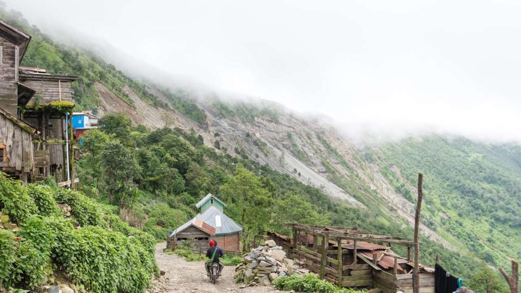 Indbyggere er på vej ned ad den 10 km. smalle vej til Dimpi landsby.