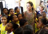 Prinsesse Marie er omgivet af nysgerrige børn under sit besøg i The Children Hope Projects hovedkvarter i Rio de Janeiro. Prins Joachim og Prinsesse Marie besøgte Brasilien i perioden 12.-19.