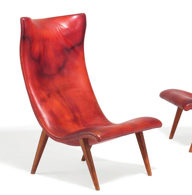 1443 FRITS HENNINGSEN b. 1889, d. 1965 A pair of lounge chairs with tapering oak legs. Sculptural seat and back upholstered with patinated reddish brown leather.