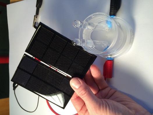 I den forbindelse kan I overveje om solcellerne er bedst brugt, når I kobler dem i serie eller parallelt.