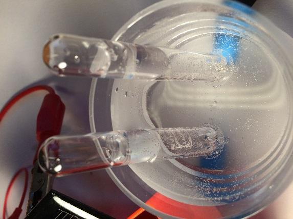 Ved hvilken elektrode blev glasset først fyldt + eller elektroden? Hvilken gas, tror I, der er i glasset? Kender I en måde at teste jeres formodning?