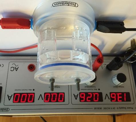 I elektrolysekarret kan man se, at gasserne dannes og vandstanden indeni rørene ændres. Når der er gas nok, så test gassen ved at suge lidt ud med en sprøjte.