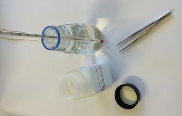 Forsøg 2 Krystallisering fra væske til fast stof Udstyr: Flaske med natriumacetatopløsning, et termometer eller en datalogger m. temperatursensor, en natriumacetatkrystal, en pincet.