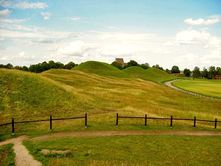 3. Romerne, germanerne og Skandinavien Figur 9. Foto - Uppsala Høje Uppsala-højene ved Gl. Uppsala set fra sydvest. I midten ses Vesthøjen som den forreste af de 3 storhøje fra 500-tallet.