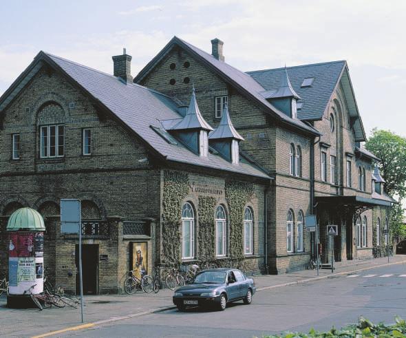 På Klampenborg Station er højdeforskellen mellem perronen og fortovet udlignet ved hjælp af en terrasseret granitbelægning.